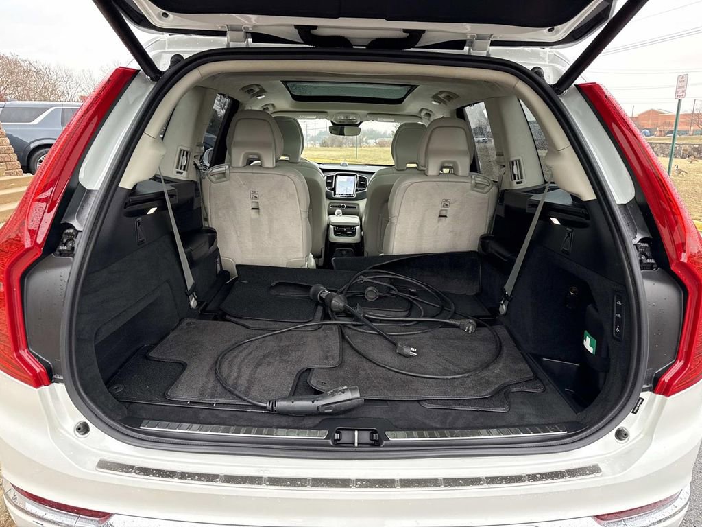 Used 2024 Volvo XC90 T8 Ultimate w/ Lounge Package image 12