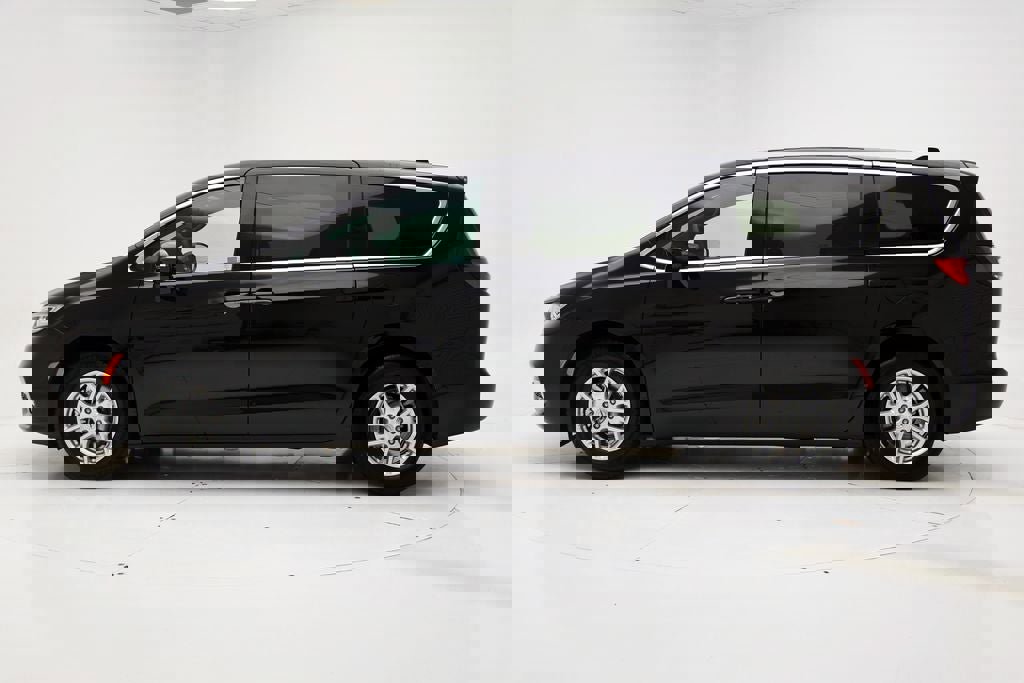 Used 2025 Chrysler Pacifica Select image 5