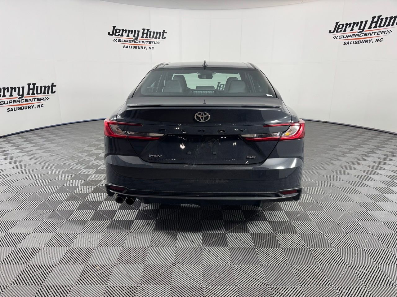 Used 2025 Toyota Camry SE w/ Convenience Package image 10
