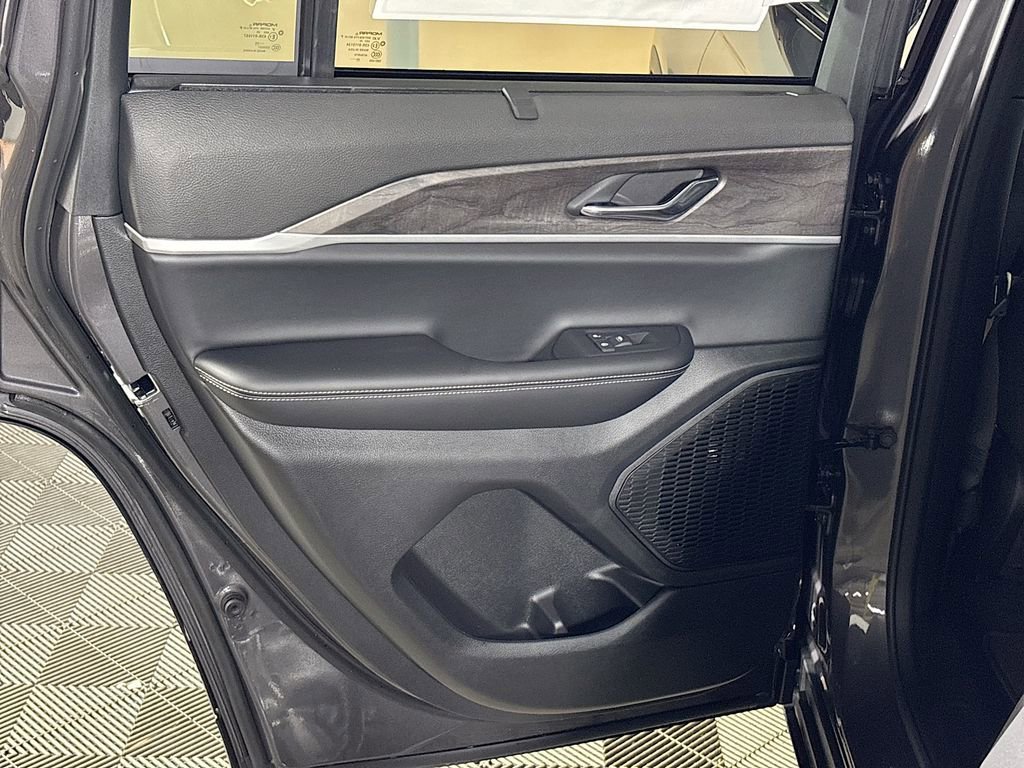 New 2025 Jeep Grand Cherokee Limited image 21