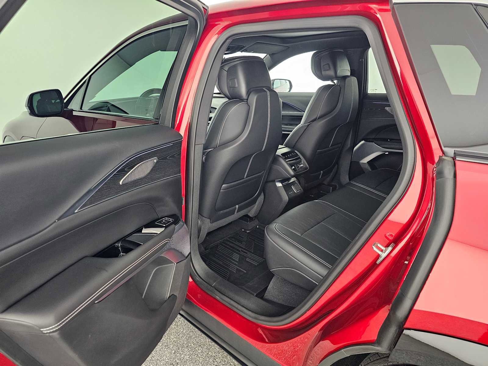 Used 2025 Cadillac Lyriq Luxury image 15