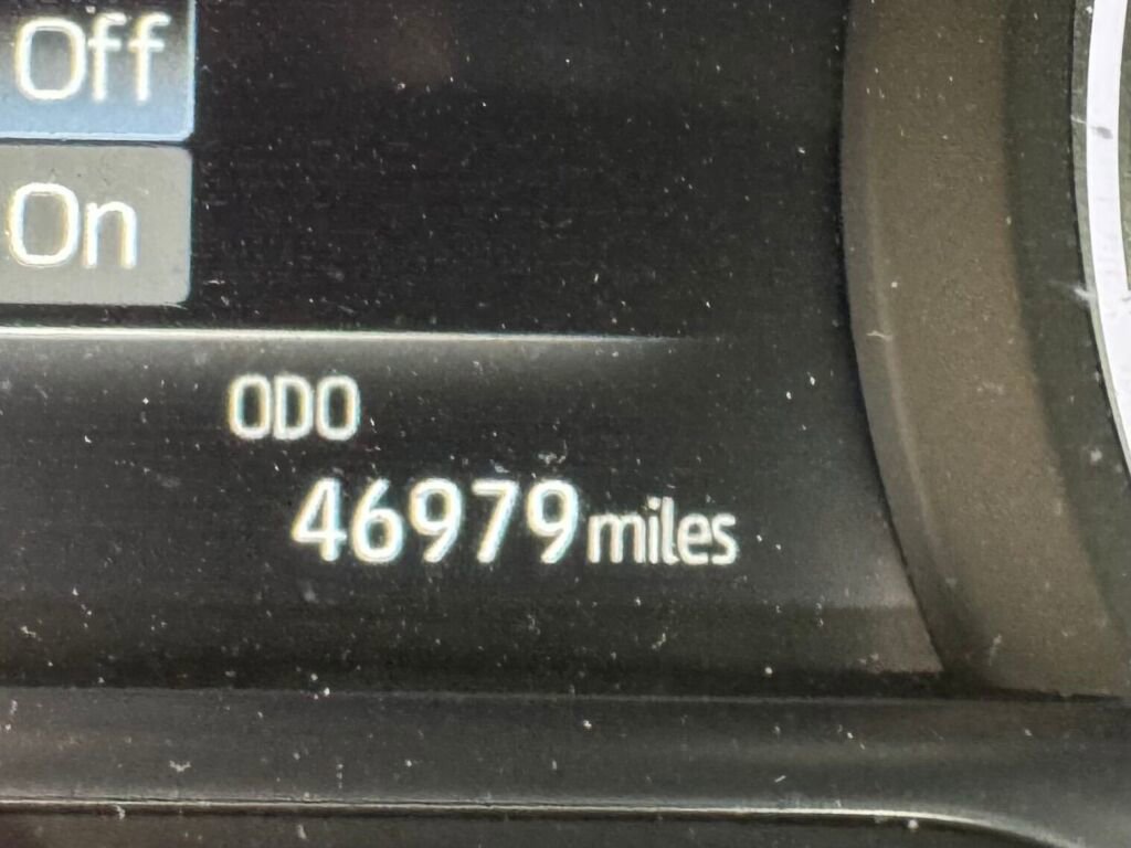 Used 2022 Toyota Venza XLE image 28