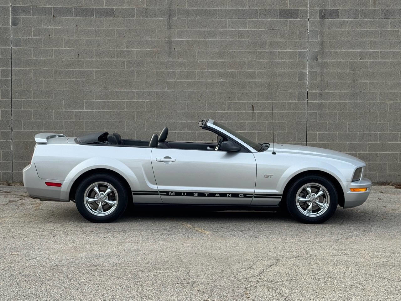 Used 2005 Ford Mustang Convertible image 2
