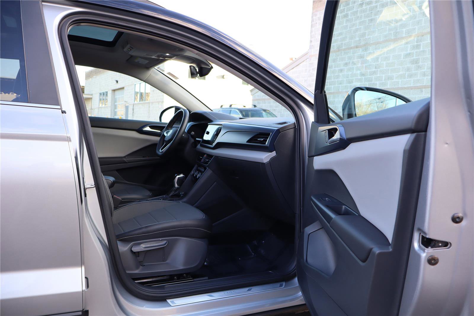 Certified 2023 Volkswagen Taos SE w/ Panoramic Sunroof Package image 27