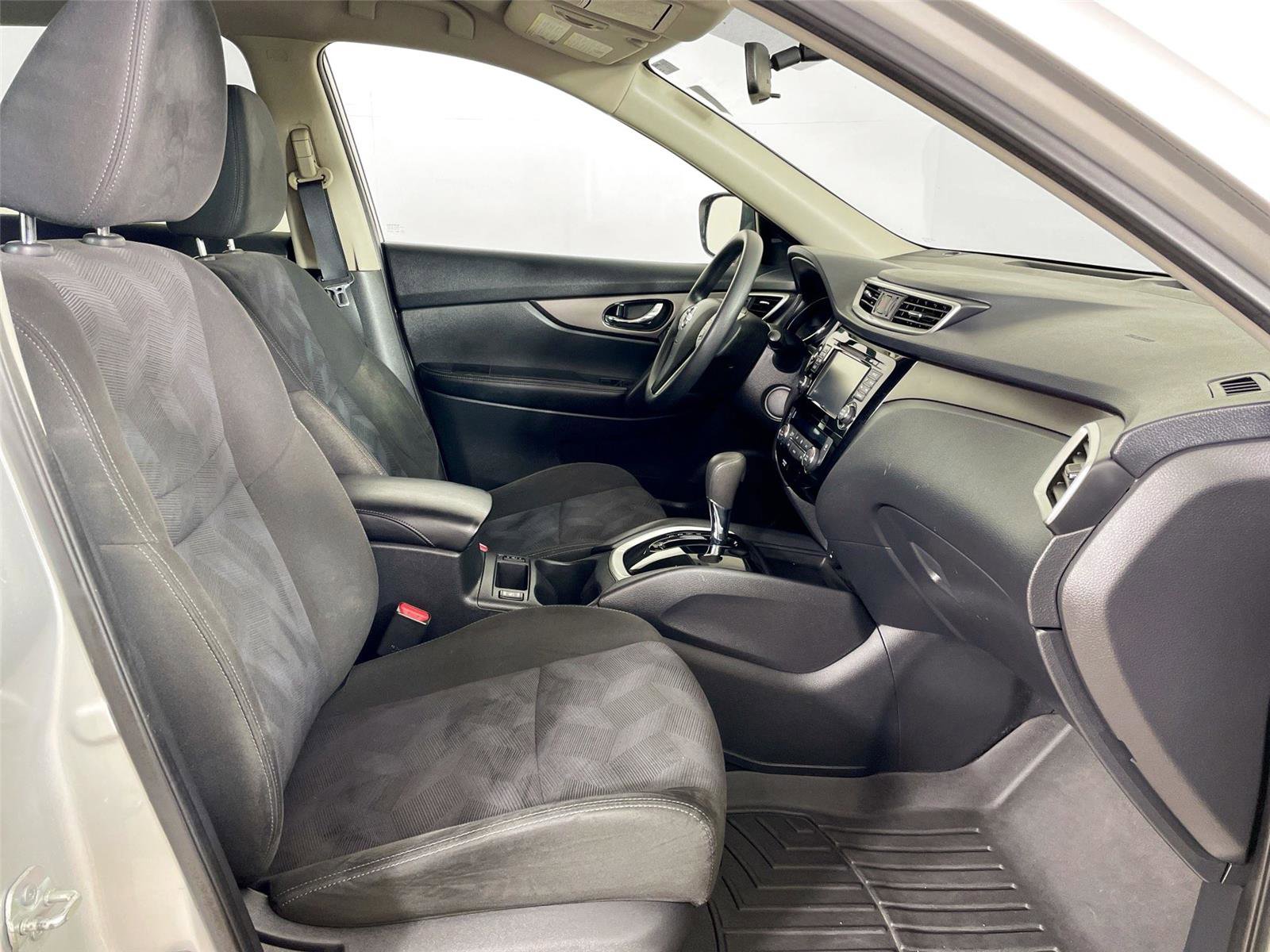 Used 2015 Nissan Rogue SV w/ SV Premium Package image 27