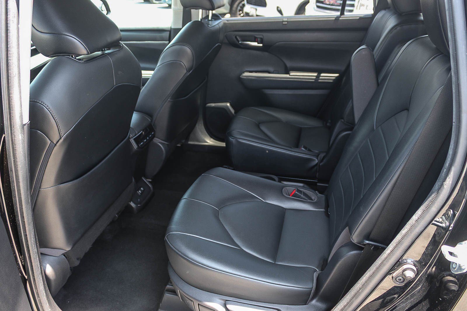 Used 2021 Toyota Highlander XLE FWD image 19