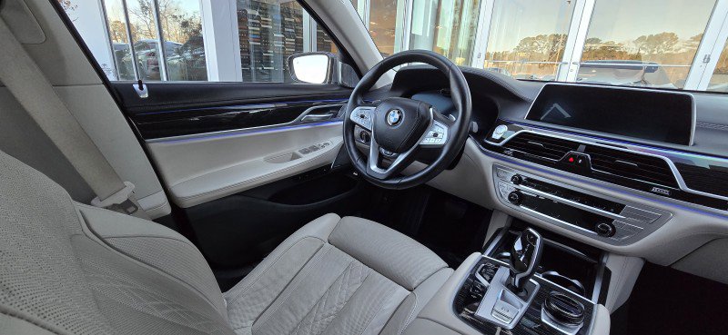Used 2021 BMW 750i xDrive w/ Executive Package image 26