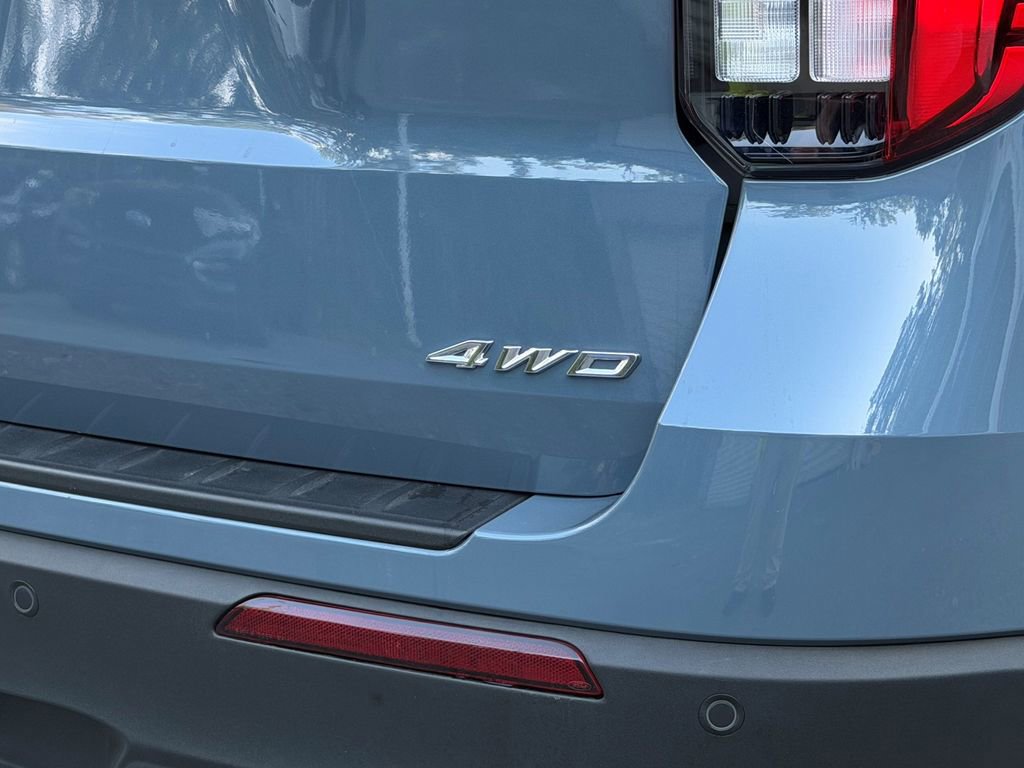 Used 2025 Ford Explorer Active AWD/4WD image 32