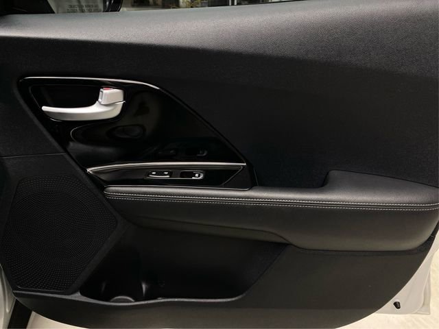Used 2017 Kia Niro EX image 24