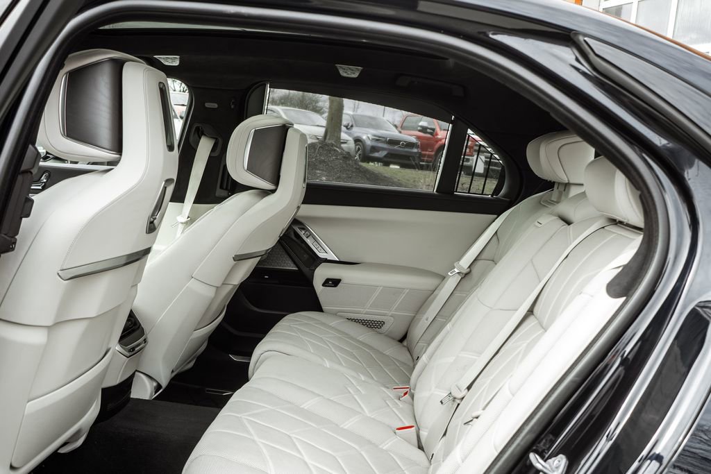 Used 2023 BMW 760i xDrive w/ Executive Package AWD/4WD image 27