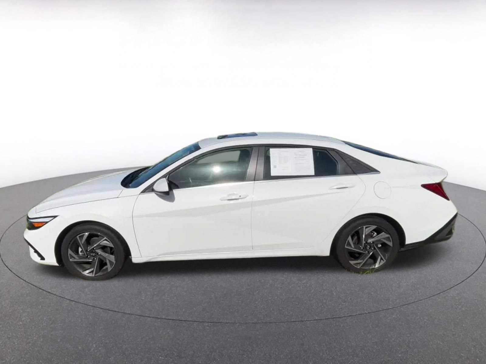 Used 2025 Hyundai Elantra SEL FWD image 9