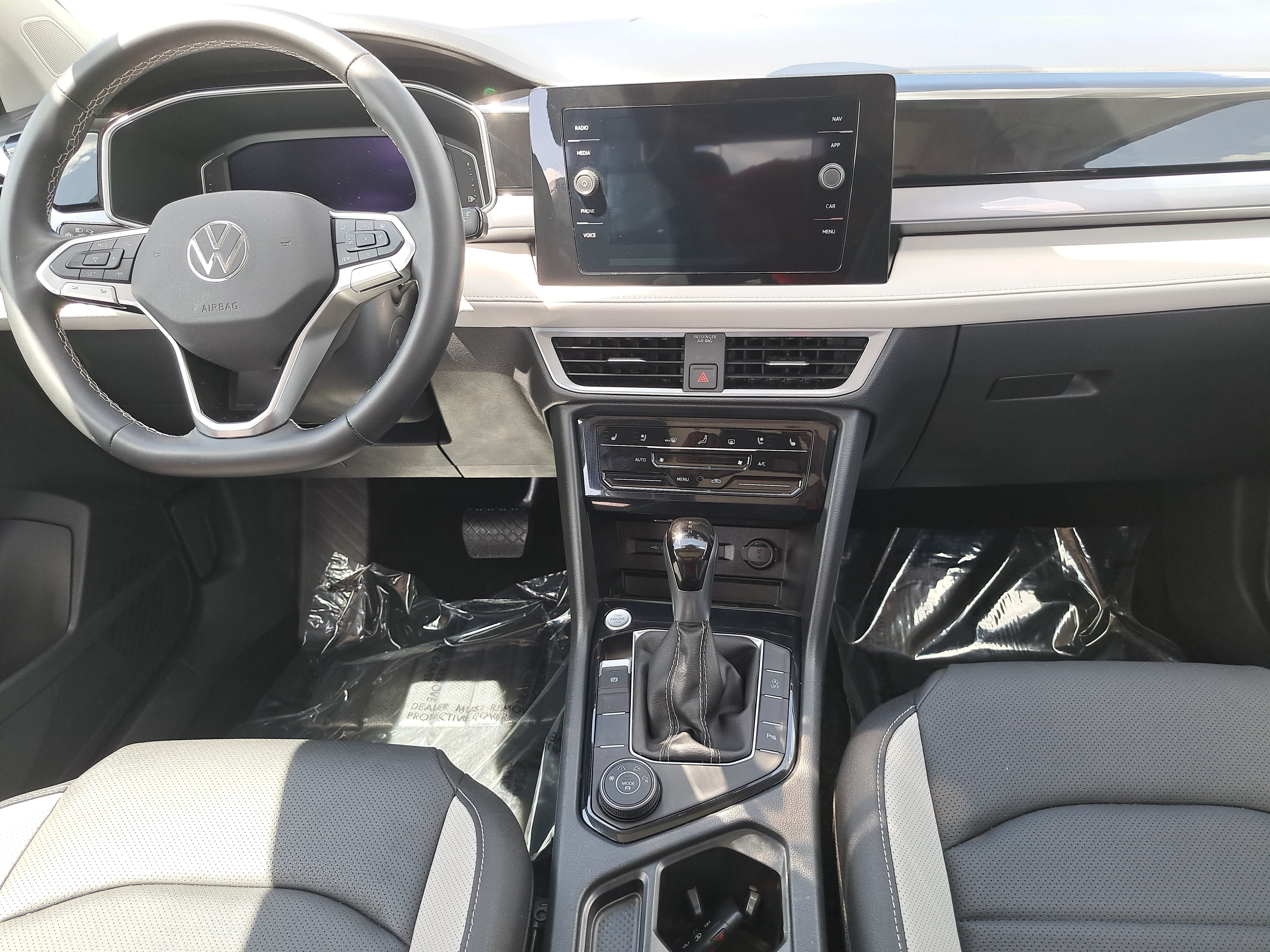 Used 2025 Volkswagen Taos SEL AWD/4WD image 9