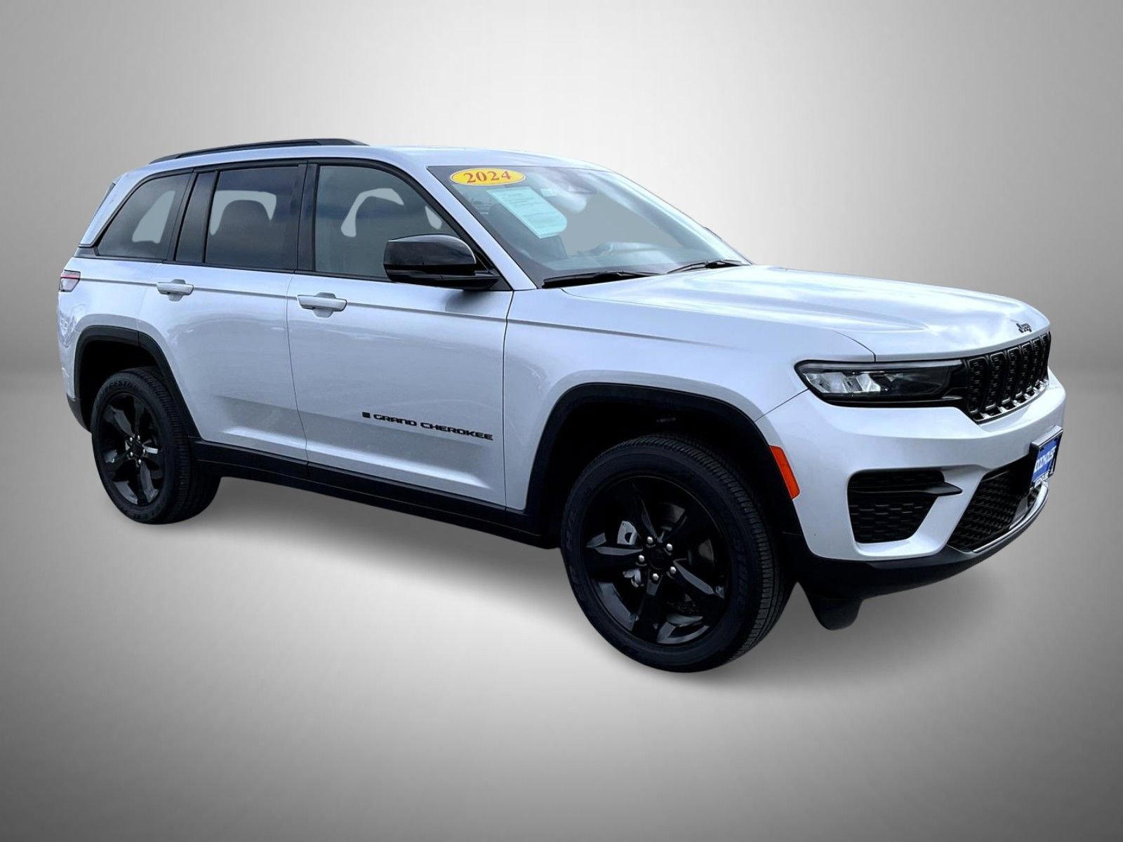 Used 2024 Jeep Grand Cherokee Altitude image 3