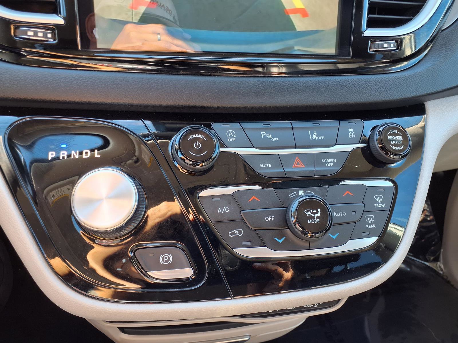 Used 2023 Chrysler Pacifica Touring-L FWD image 25