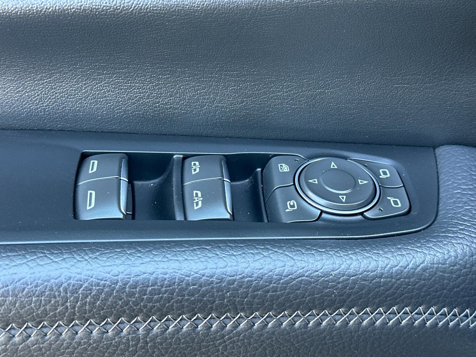 Used 2025 GMC Yukon Denali AWD/4WD image 11