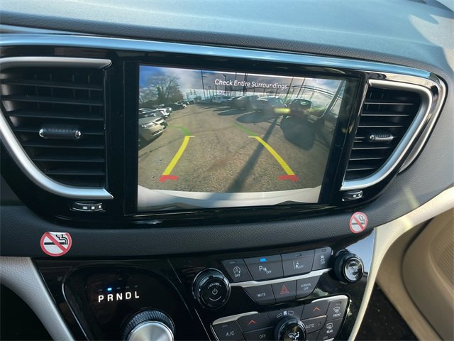 Used 2024 Chrysler Pacifica Touring-L image 16