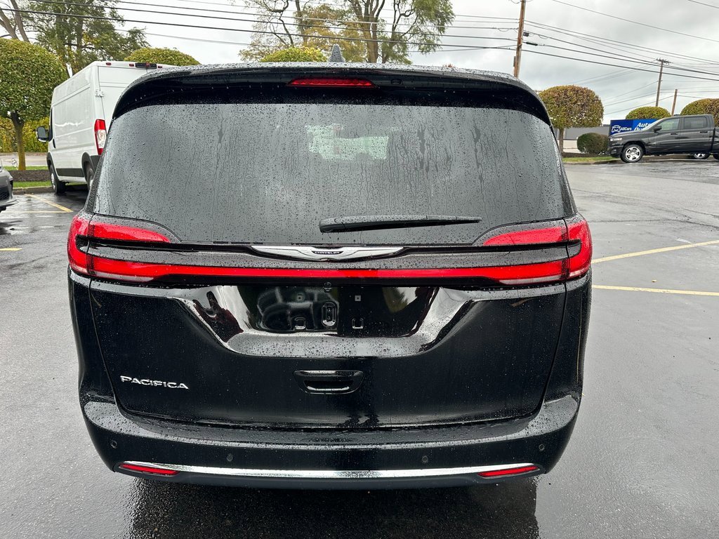New 2026 Chrysler Pacifica Select image 9