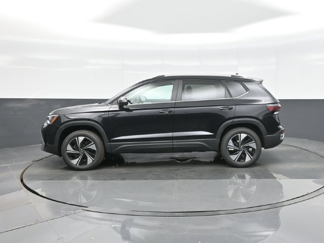Used 2026 Volkswagen Taos SE w/ Panoramic Sunroof Package AWD/4WD image 4