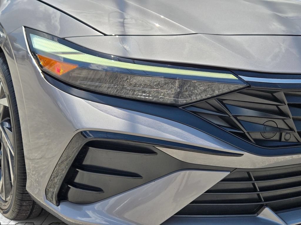 Certified 2025 Hyundai Elantra Limited FWD image 2