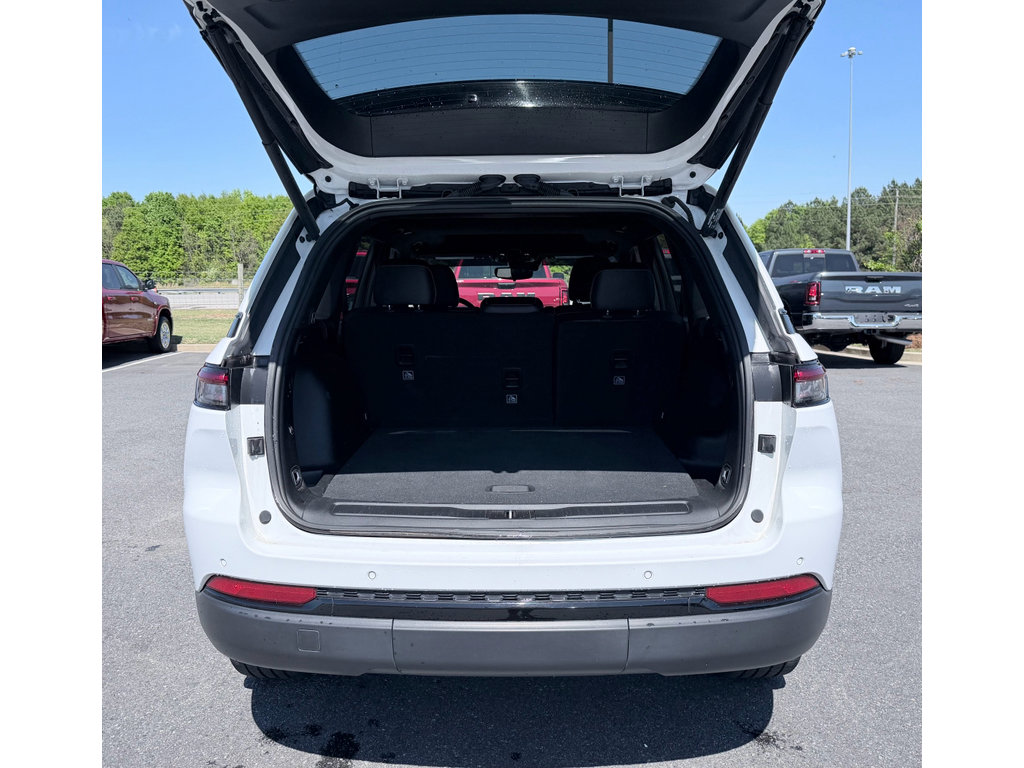 Used 2023 Jeep Grand Cherokee Altitude RWD image 9