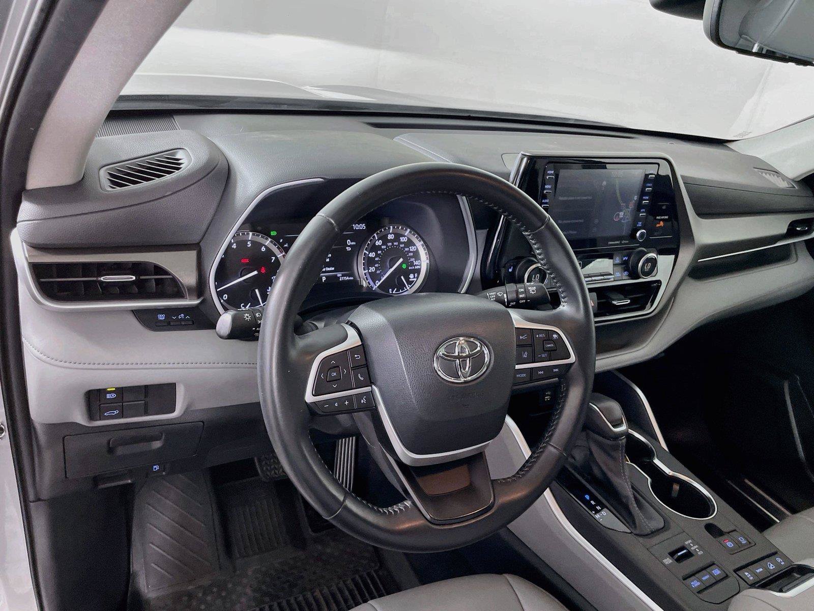 Used 2022 Toyota Highlander XLE AWD/4WD image 13