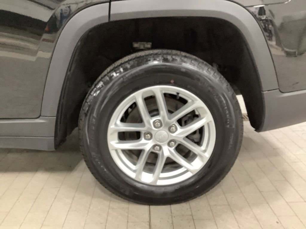 Used 2024 Jeep Grand Cherokee L Laredo image 9