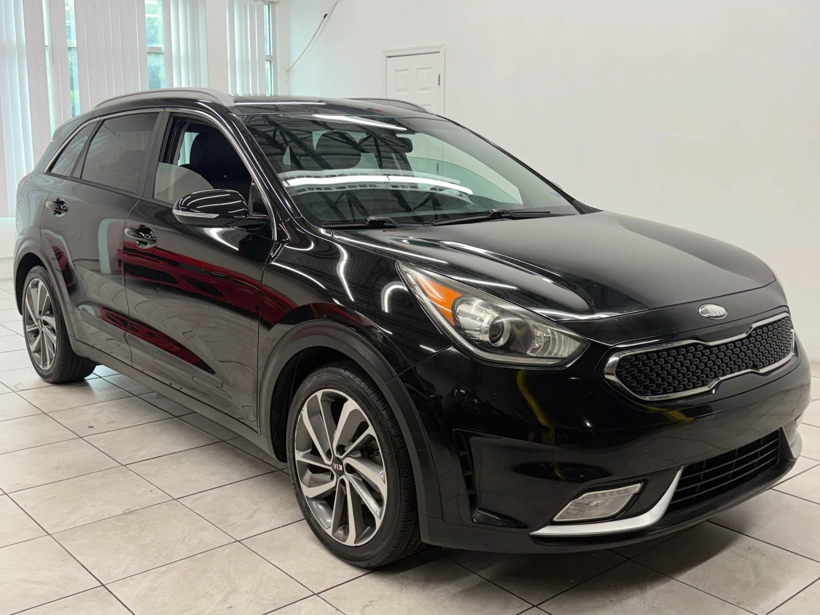 Used 2017 Kia Niro Touring FWD image 1