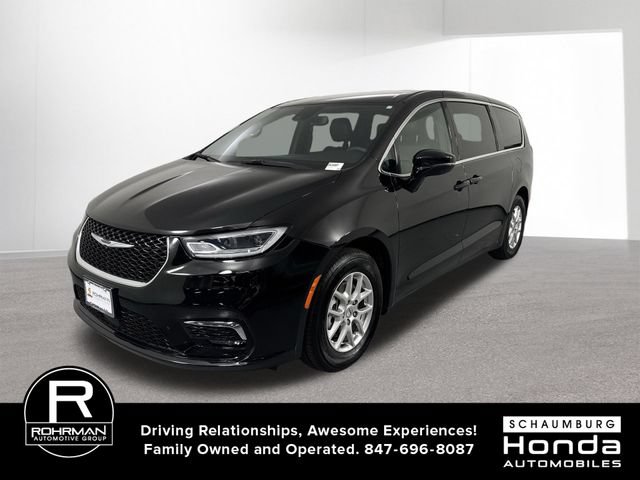 Used 2025 Chrysler Pacifica Select FWD image 2