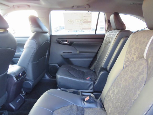 New 2025 Toyota Highlander XLE image 18