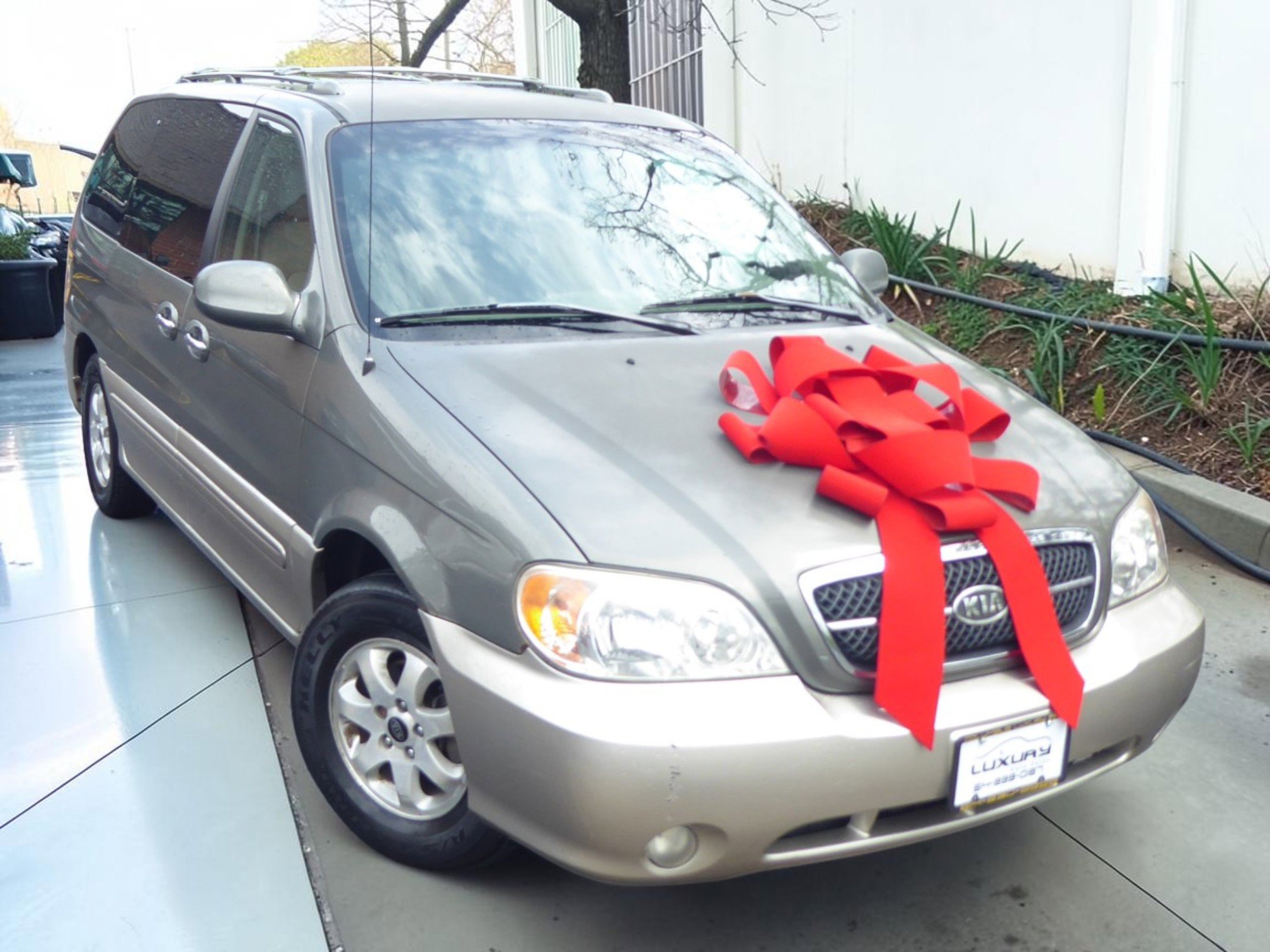 Used 2004 Kia Sedona LX image 2