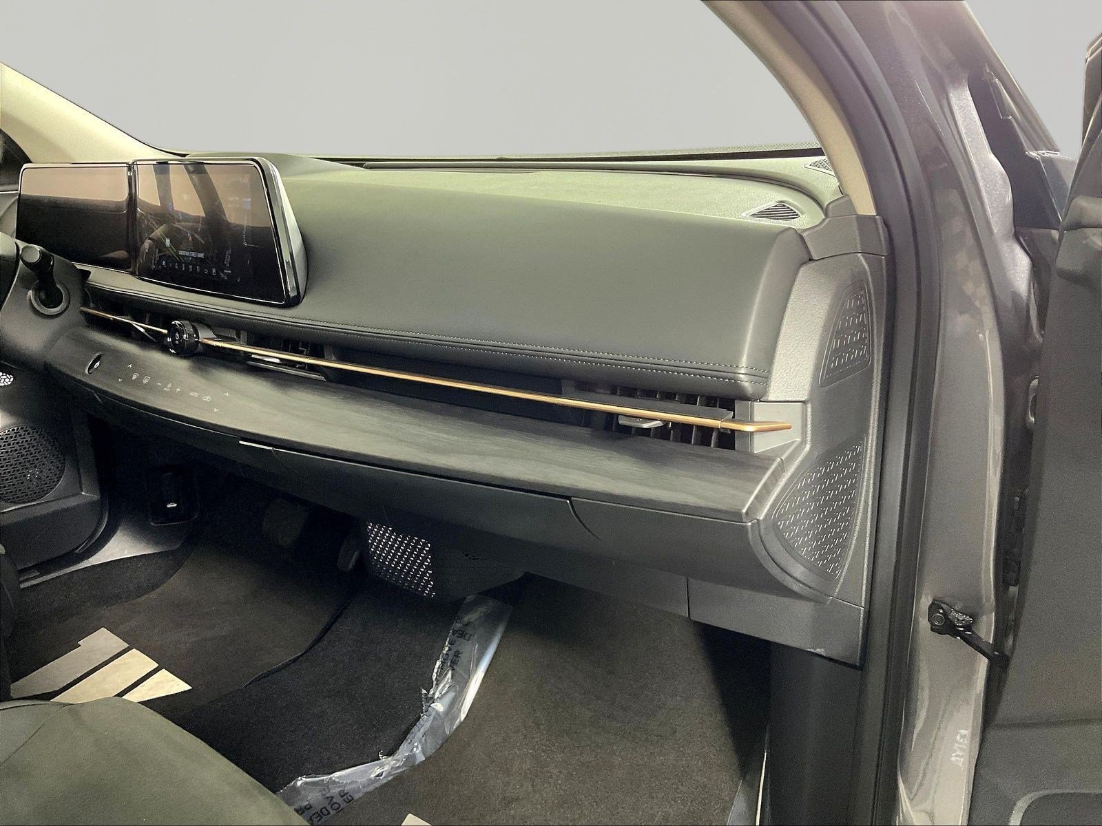 Certified 2023 Nissan Ariya AWD image 26