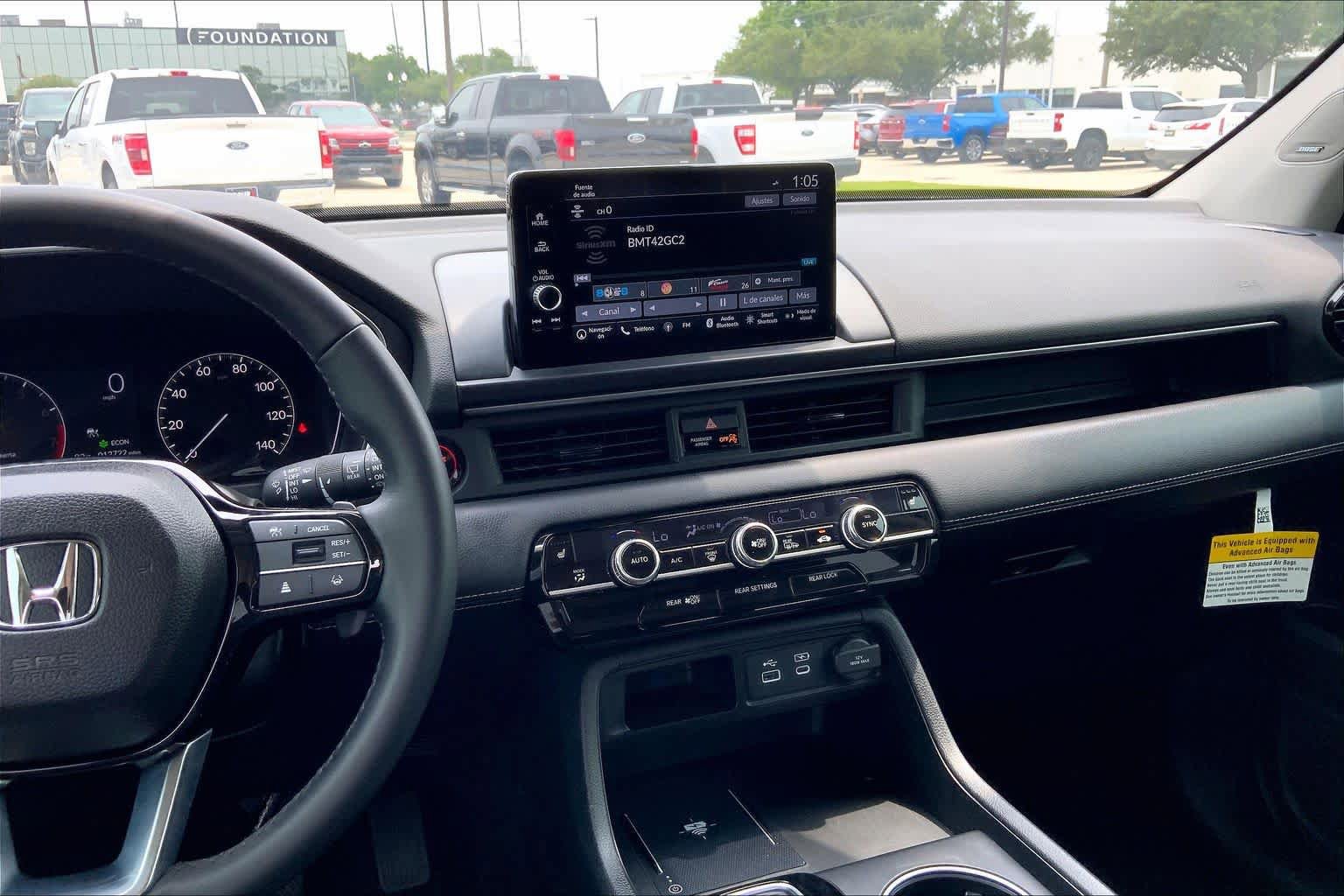 Used 2025 Honda Pilot Touring image 7