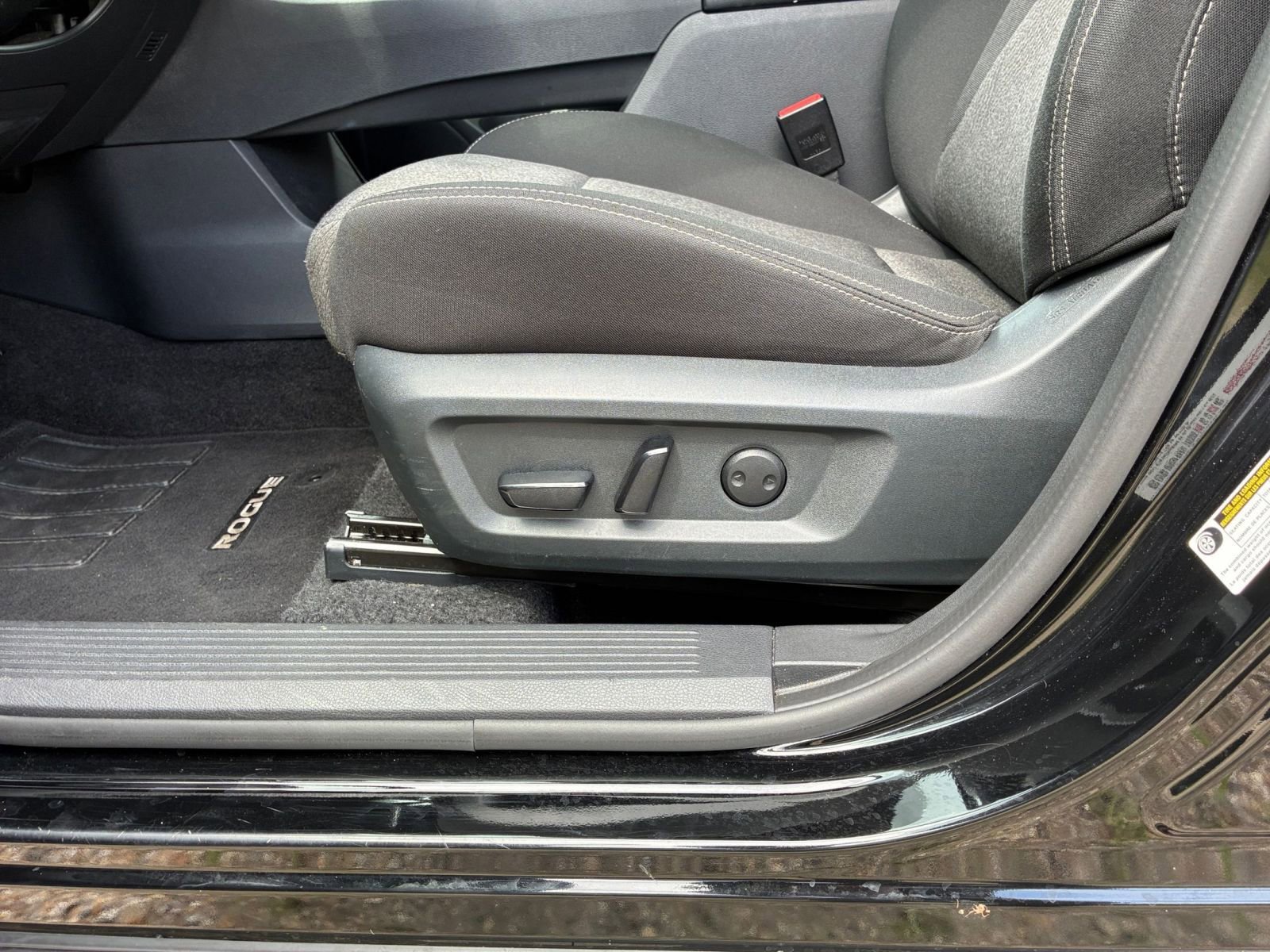 Used 2025 Nissan Rogue SV FWD image 18