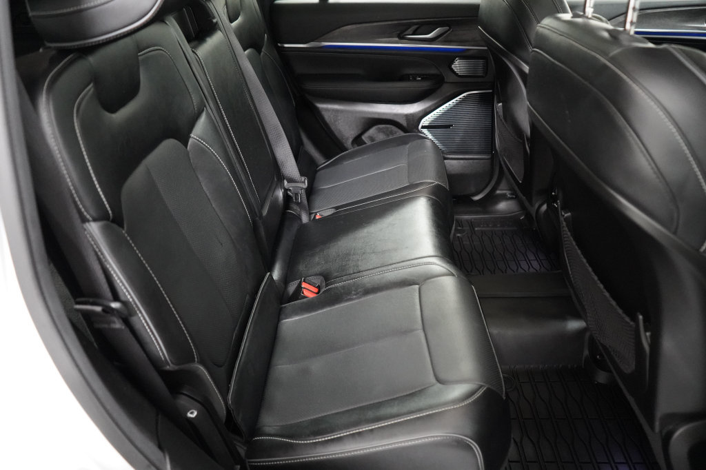 Used 2023 Jeep Grand Cherokee Overland AWD/4WD image 21