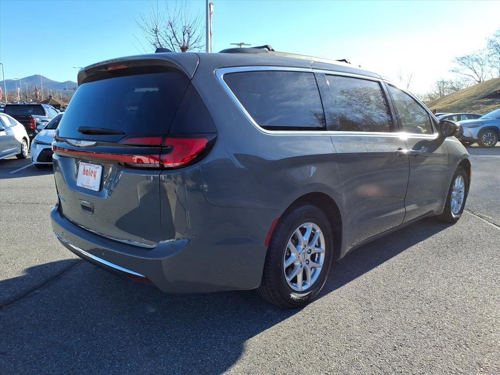 Used 2023 Chrysler Pacifica Touring-L image 4