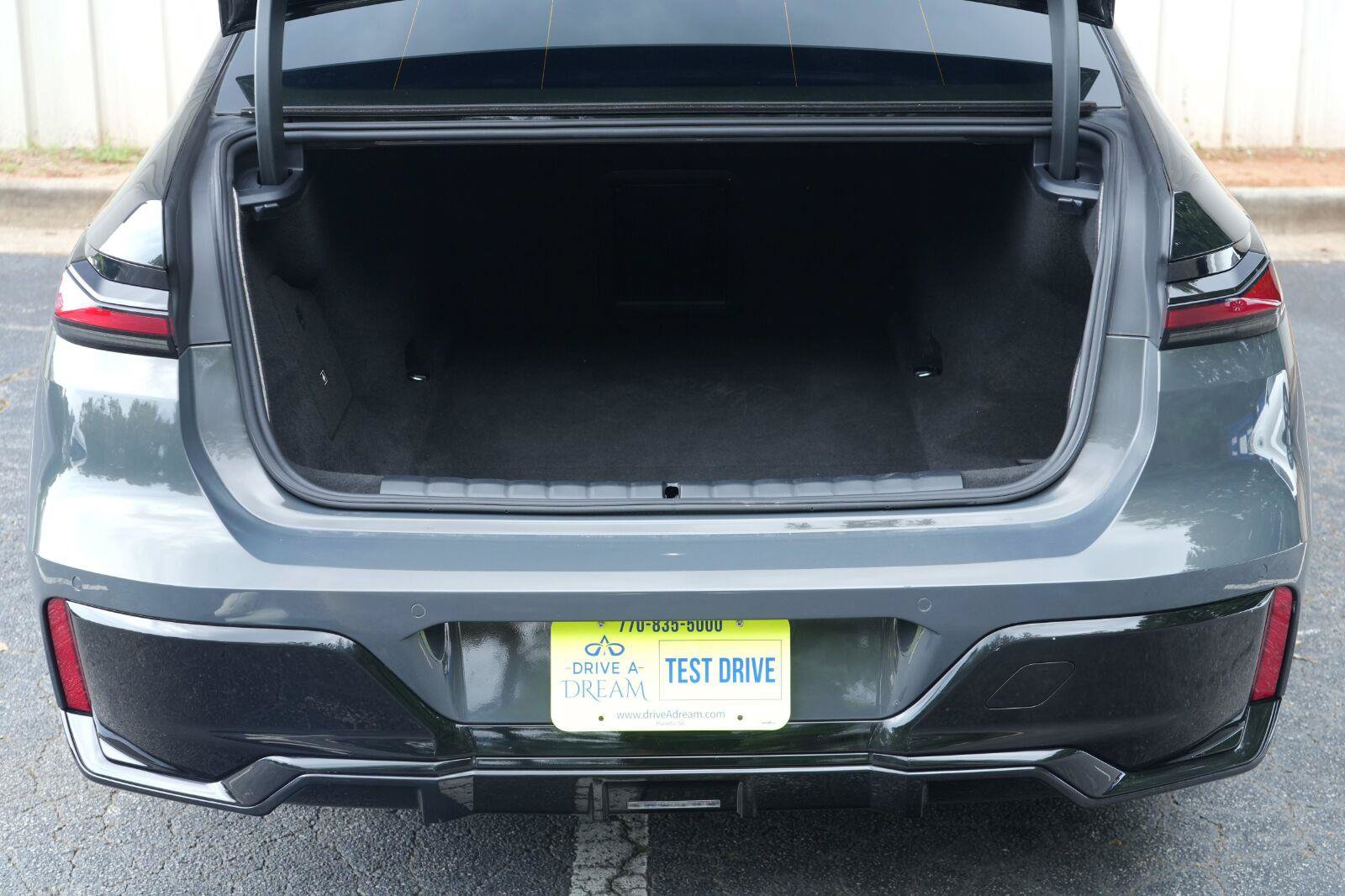 Used 2023 BMW i7 xDrive60 w/ Executive Package 2 AWD/4WD image 9