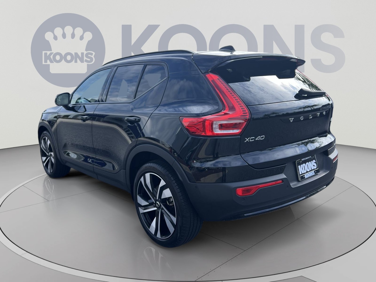 Used 2023 Volvo XC40 B5 Plus w/ Protection Package Premier AWD/4WD image 4