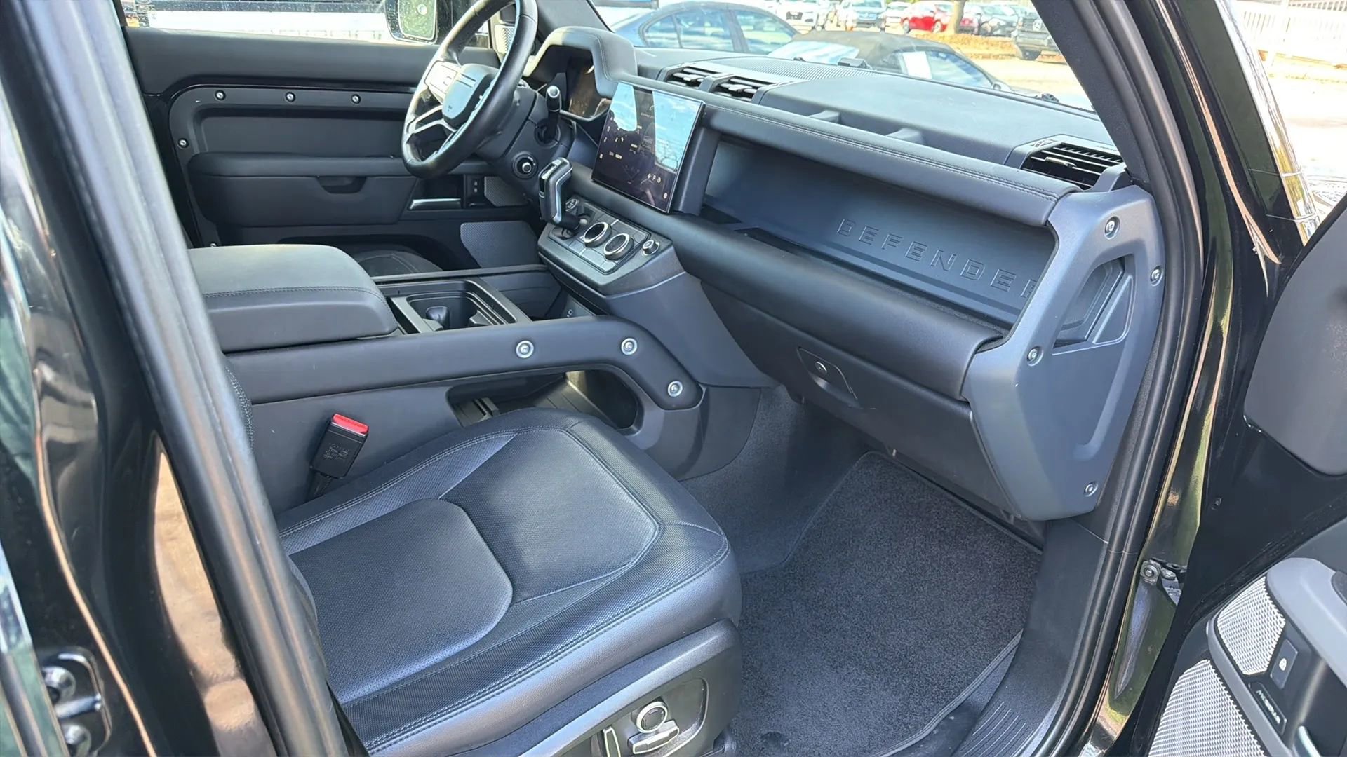 Used 2024 Land Rover Defender 130 X-Dynamic SE image 25