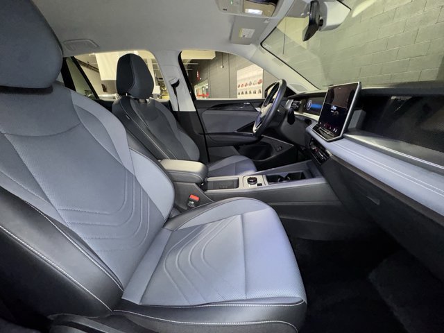 Used 2026 Volkswagen Tiguan SE AWD/4WD image 9