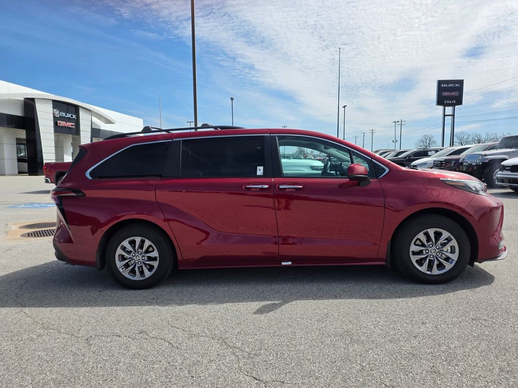 Used 2025 Toyota Sienna XLE w/ XLE Plus Package image 9