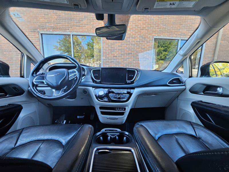 Used 2021 Chrysler Pacifica Touring-L FWD image 42