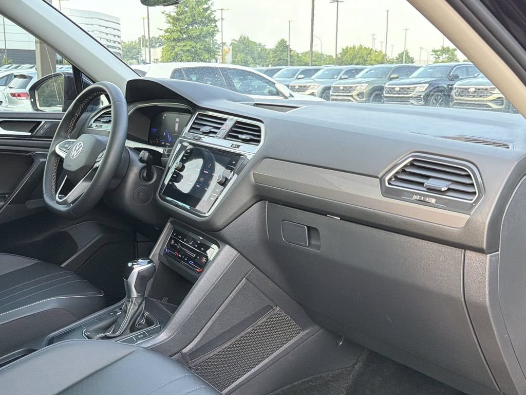Used 2023 Volkswagen Tiguan SE w/ Panoramic Sunroof Package FWD image 18