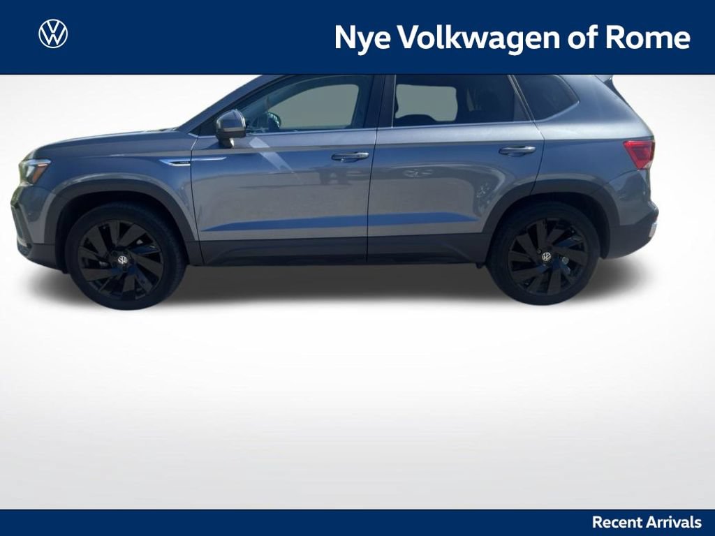 Used 2023 Volkswagen Taos SE w/ Black Wheel Package
