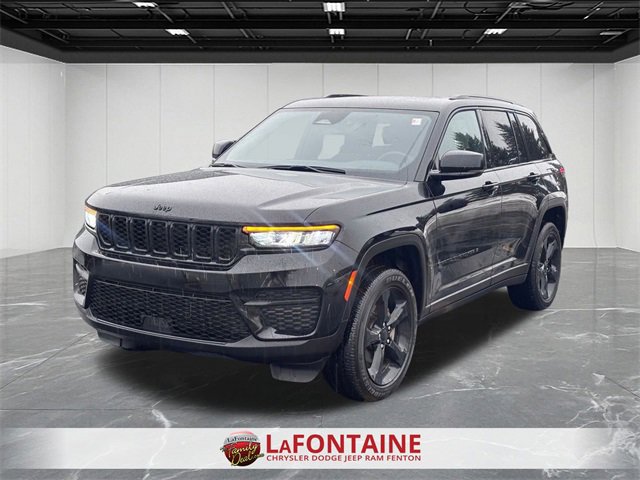 Used 2024 Jeep Grand Cherokee Altitude image 1