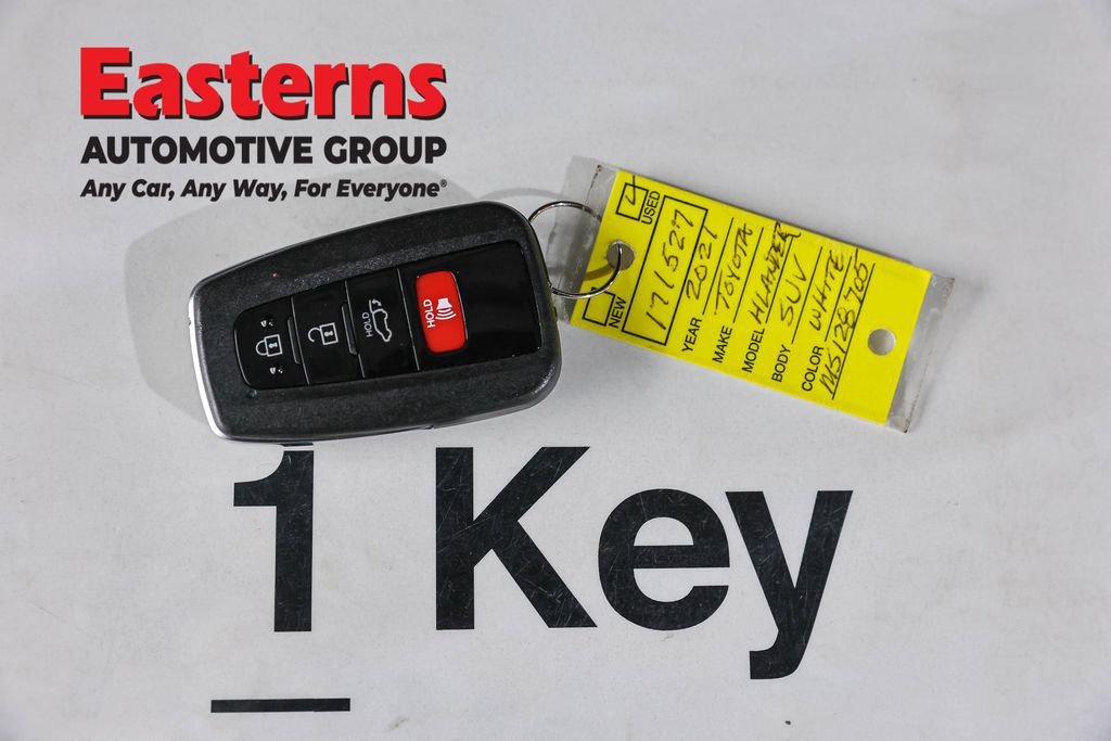 Used 2021 Toyota Highlander XLE AWD/4WD image 6