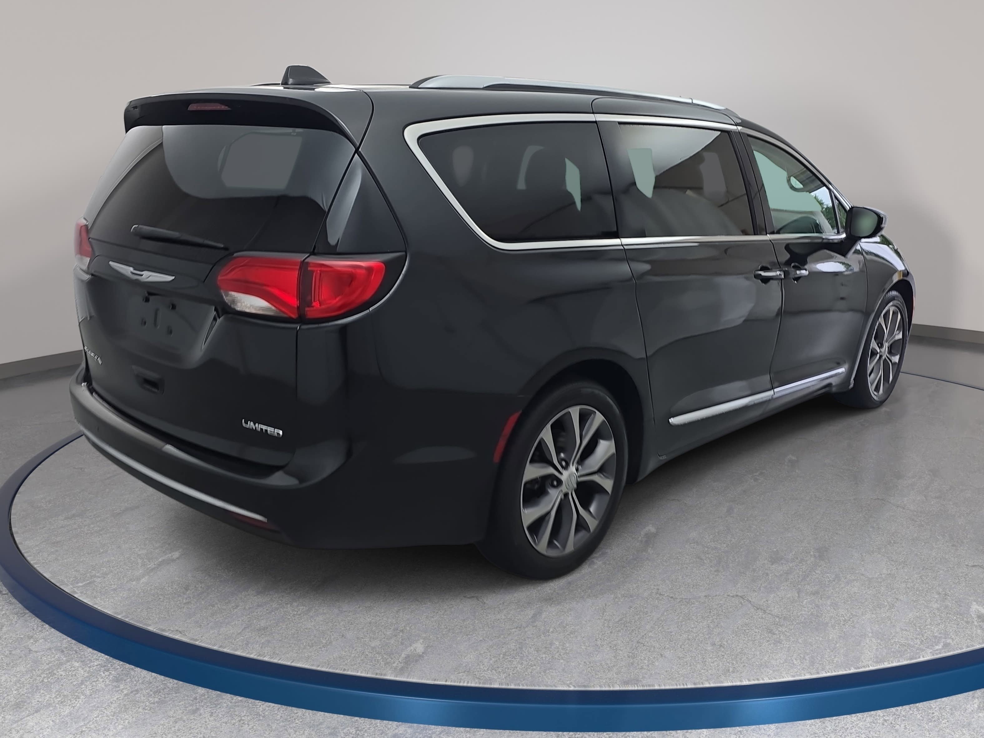 Used 2017 Chrysler Pacifica Limited w/ UConnect Theater Package FWD image 5