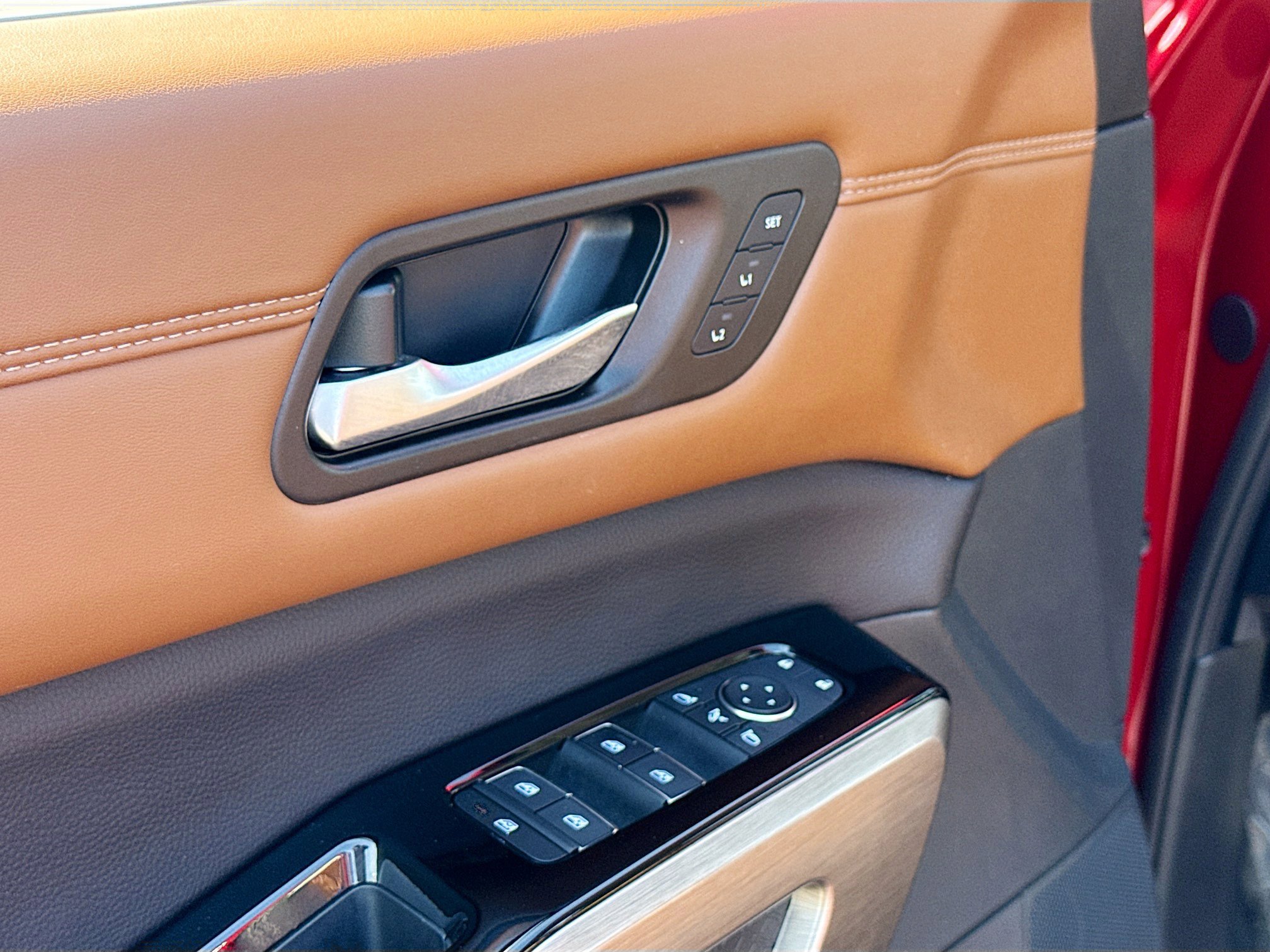 Used 2024 Nissan Pathfinder Platinum w/ Black Appearance Package AWD/4WD image 9