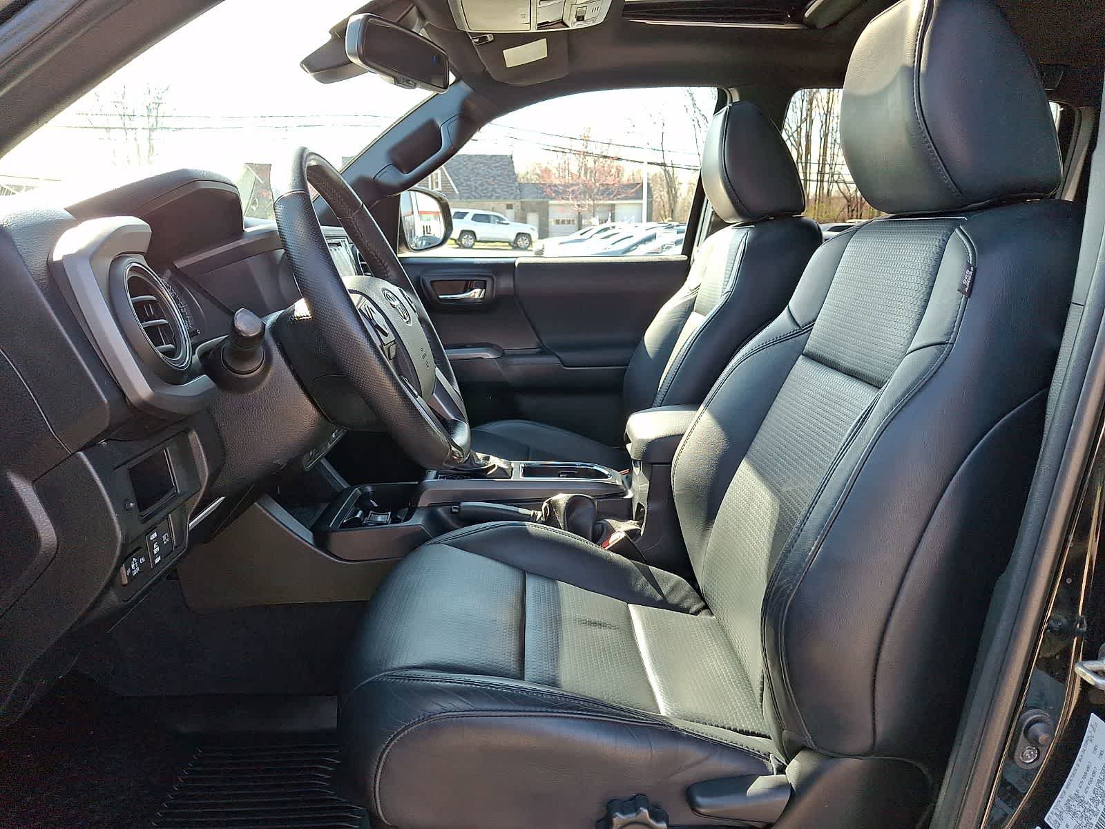 Used 2018 Toyota Tacoma TRD Sport AWD/4WD image 16