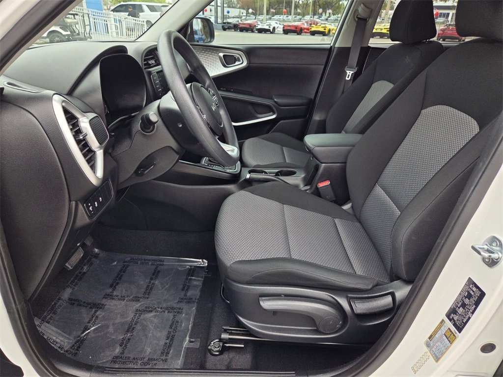 Used 2023 Kia Soul LX w/ LX Technology Package image 4