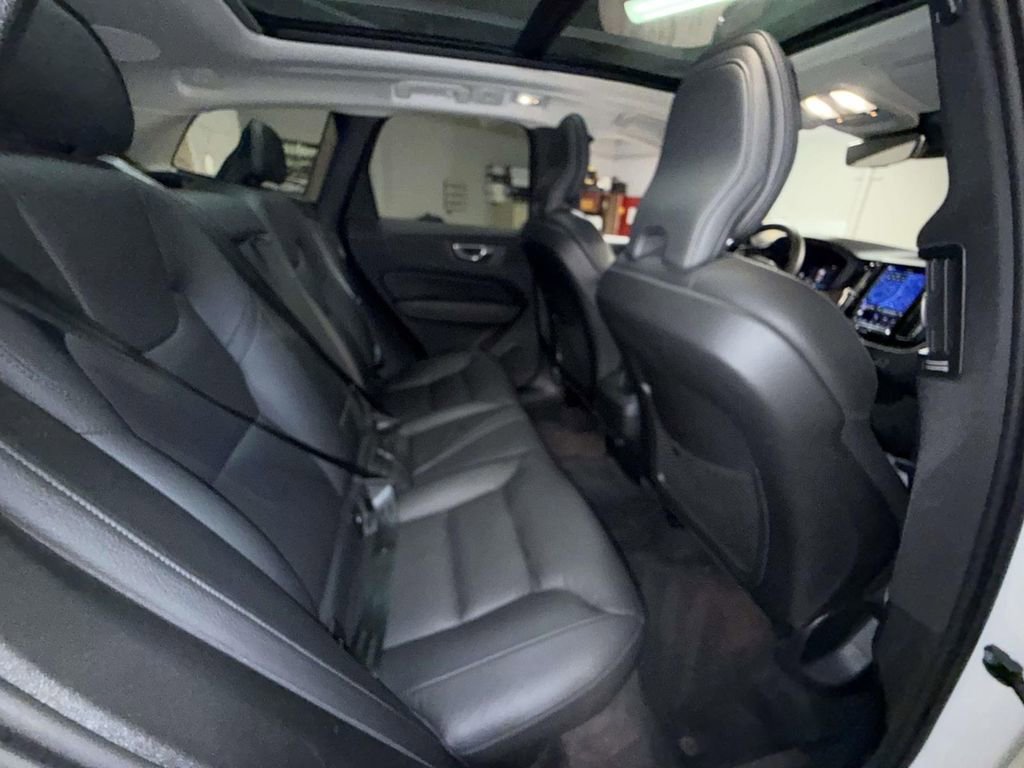 Used 2023 Volvo XC60 B5 Plus w/ Climate Package AWD/4WD image 16